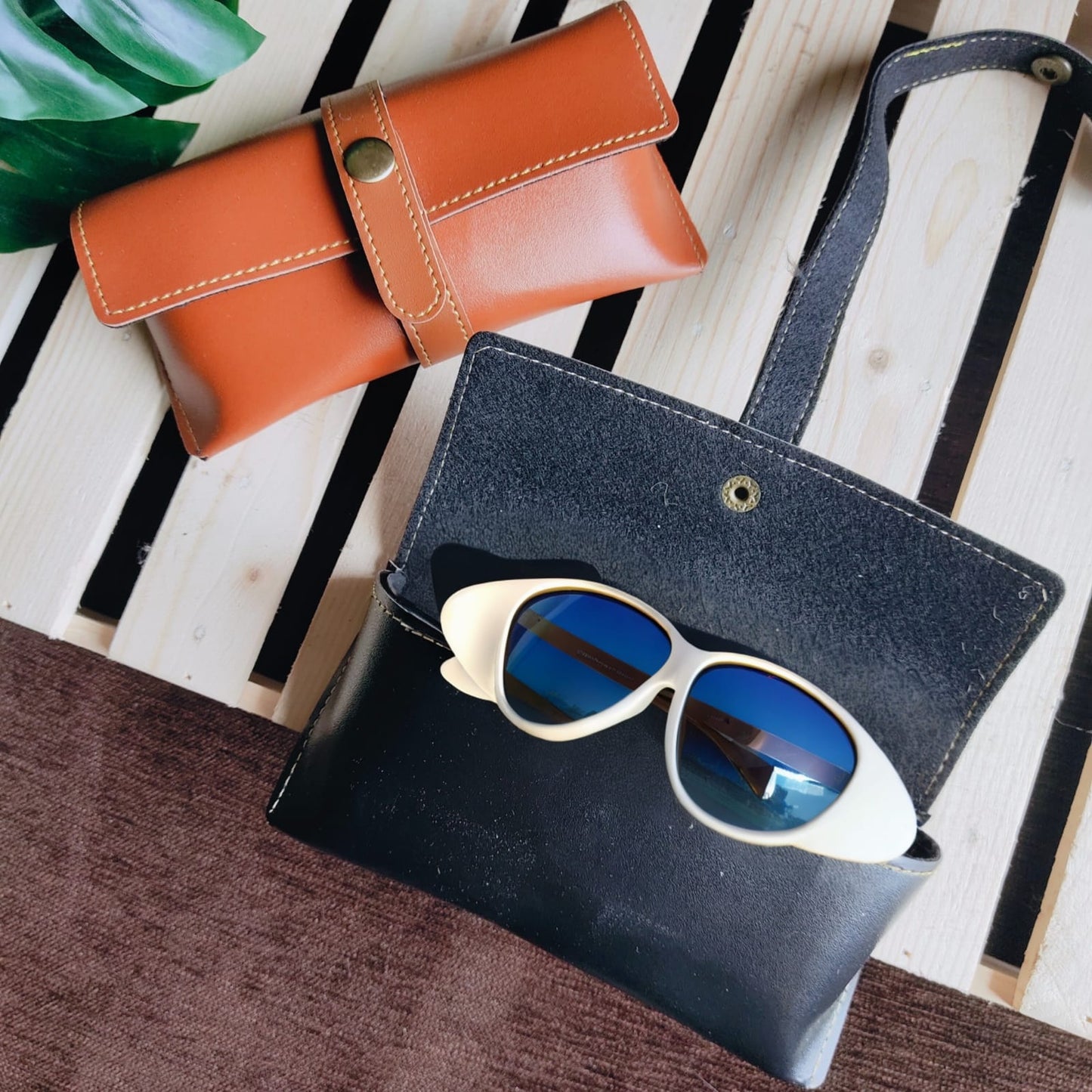 SUNGLASS HOLDER